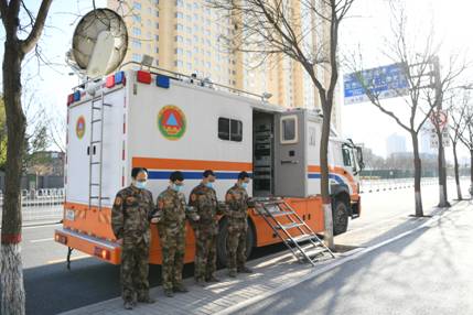 山西省人防辦信息保障中心值守人員肅立默哀，向英雄致敬、愿逝者安息